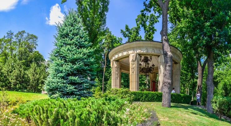 9 Secret Gardens Hidden Inside Jaw-Dropping Houses Worldwide